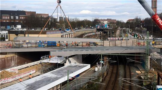 Wegen des Einbaus von Betonteilen für die neue Berlinertordammbrücke müssen die Straße Bürgerweide und die Bahngleise am Wochenende erneut gesperrt werden.