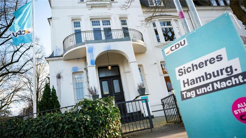 Wegen des Farbanschlags ermittelt der Staatsschutz der Hamburger Polizei.