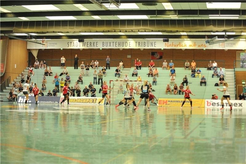 Wegen des Hygienekonzepts fällt die Kulisse in der Halle Nord kleiner aus. Foto: Scholz