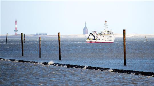 Wegen des Ostwindes und niedriger Wasserstände fallen Inselfähren teils aus oder fahren zu anderen Zeiten. (Archivbild)