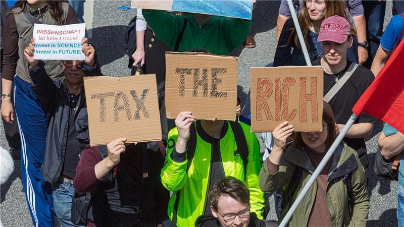 Tausende protestieren gegen Uni-Kürzungen in Hamburg Wegen des Spardrucks stehen an der Universität Hamburg nach Angaben der Demonstrationsveranstalter bis zu 370 Vollzeitstellen auf dem Spiel.