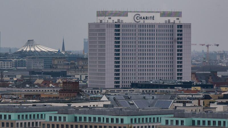 Hunderte Ärztinnen und Ärzte der Berliner Charité streiken Wegen des Streiks wurden planbare und nicht dringende Eingriffe an der Charité verschoben.