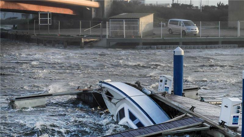 Ein Sturmtoter in Frankreich - Orkanböen auch auf Mallorca Wegen des Sturms „Nils“ gilt in fünf französischen Départements derzeit die höchste Unwetterwarnstufe Rot.