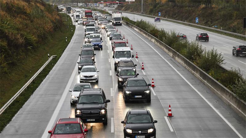 Wegen des Unfalls bildete sich auf der A7 bereits am Freitagnachmittag ein gewaltiger Stau. (Symbolfoto)