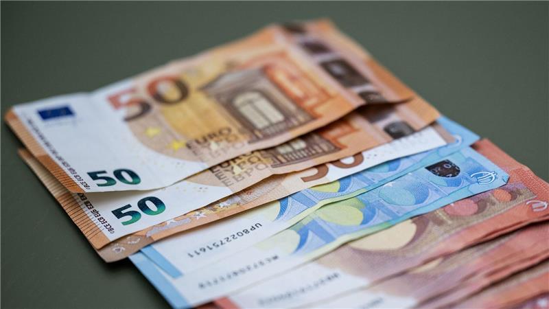 Wegen des Verdachts auf illegalen Geldtransfer sind in Hamburg und Schleswig-Holstein vier Objekte durchsucht worden. (Symbolbild)