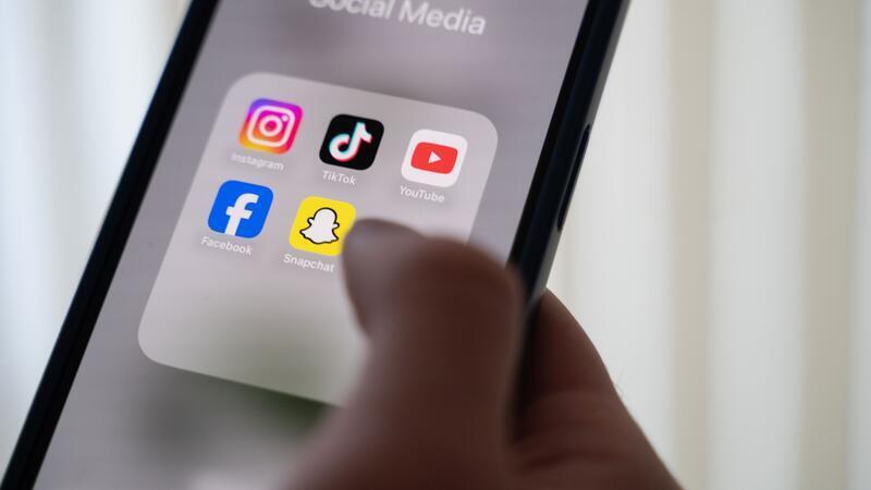 Wegen des Verdachts der Volksverhetzung hat der Hamburger Staatsschutz neun Wohnungen durchsucht und Handys sichergestellt. (Symbolbild)