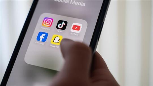 Wegen des Verdachts der Volksverhetzung hat der Hamburger Staatsschutz neun Wohnungen durchsucht und Handys sichergestellt. (Symbolbild)