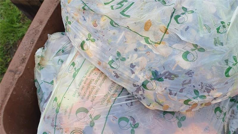 Wegen des Verkaufssiegels weit verbreitet, aber nicht geeignet fürs Recycling: Plastikmüllbeutel im Biomüll.