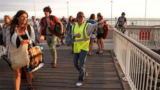 Wegen des Waldbrandes an der Atlantikküste werden Menschen inzwischen auch per Schiff evakuiert.