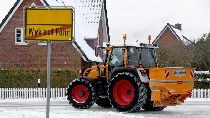 Wegen des Winterwetters fällt auf Föhr und Amrum heute die Schule aus. (Archivbild)