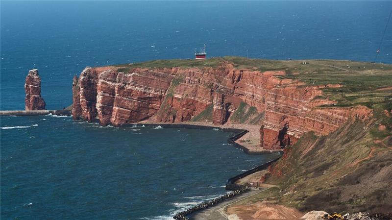 Wegen des angekündigten stürmischen Wetters entfallen Fahrten von und nach Helgoland (Archivbild)