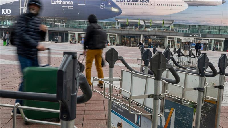 Wegen des festgefahrenen Tarifkonflikts bei Lufthansa fallen wieder hunderte Flüge aus.