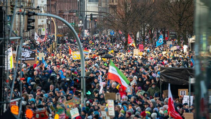 Demos gegen rechts in vielen Städten Wegen des großen Menschenandrangs musste die Demonstration in Hamburg abgebrochen werden.