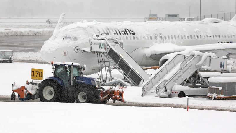 Wegen des heftigen Wintereinbruches in Bayern war der Flugbetrieb in München am Samstag vorübergehend eingestellt worden.