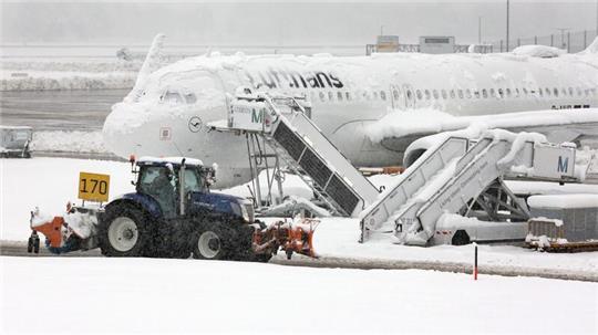 Wegen des heftigen Wintereinbruches in Bayern war der Flugbetrieb in München am Samstag vorübergehend eingestellt worden.
