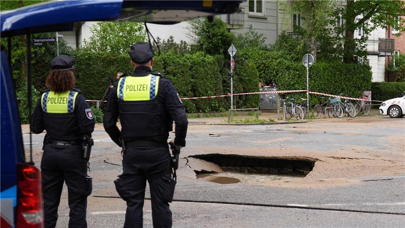 Wegen des herausströmenden Wassers ist auch ein Teil der Straße beschädigt worden.