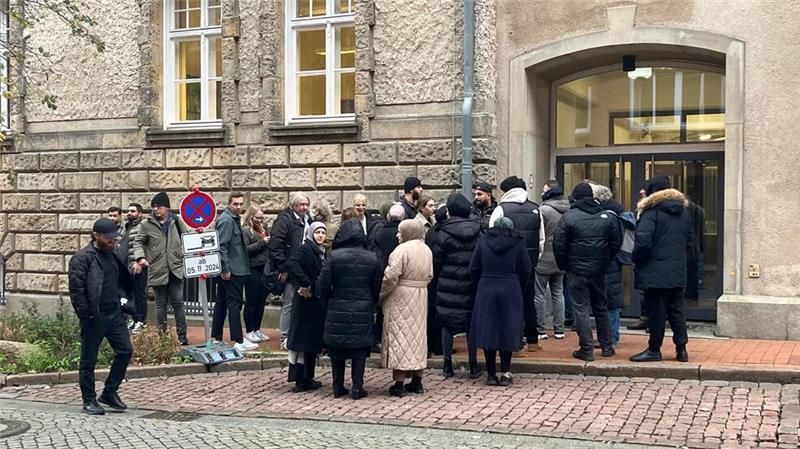 Wegen des hohen Andrangs startete der Prozess mit Verspätung.