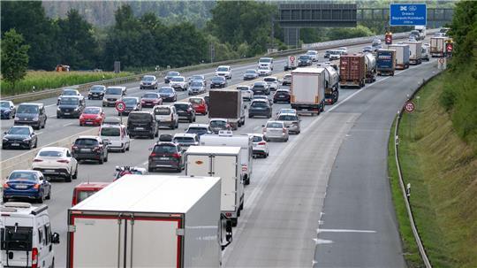 Wegen des langen Wochenendes und der Herbstferien wird mit Staus vor allem an den Samstagen im Oktober gerechnet. (Archivbild)