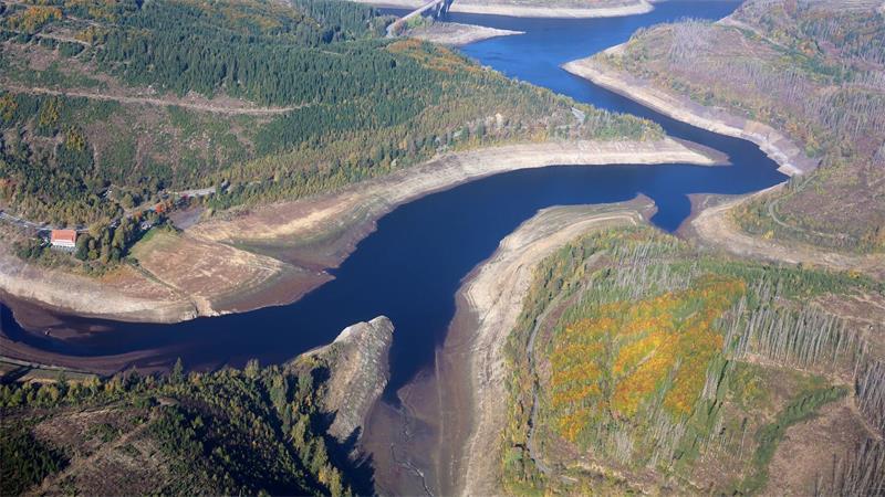 Vorsicht, nicht betreten! Niedrigwasser in Harzer Talsperre Wegen des niedrigen Wasserstands sind zahlreiche Bereiche der Okertalsperre trocken. (Archivbild)