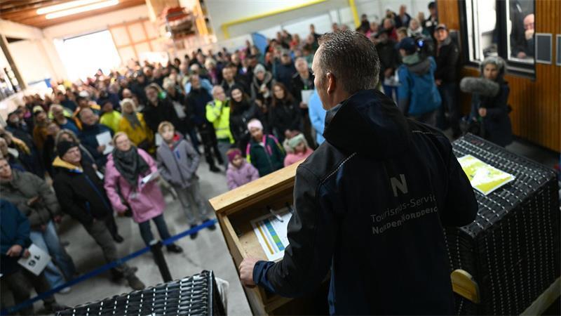 Nordseefans ersteigern ausgemusterte Strandkörbe Wegen des schlechten Wetters war die Versteigerung in der Halle, viele Interessenten kamen aus Nordrhein-Westfalen.