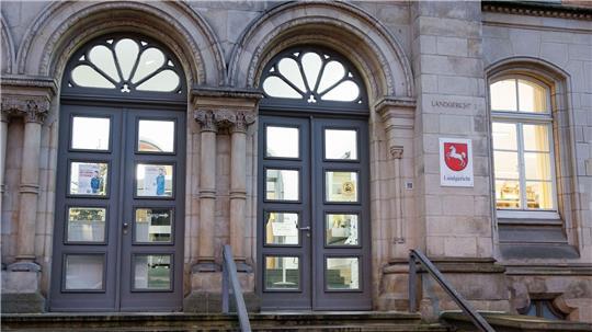 Wegen des schweren sexuellen Missbrauchs seiner eigenen Kinder hat das Landgericht Osnabrück einen 49 Jahre alten Mann zu einer langen Haftstrafe verurteilt. (Archivbild) 