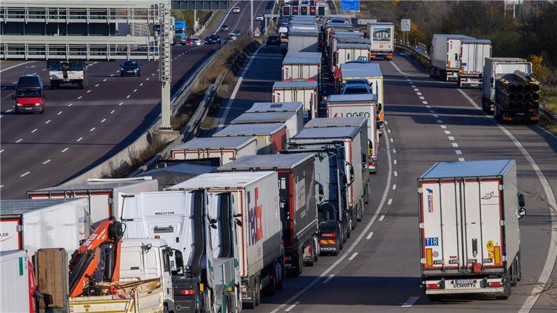Wegen des starken Rauchs musste die A2 in beide Richtungen gesperrt werden. (Symbolbild)