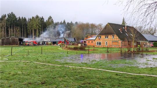 Wegen des starken Rauchs wurden die Unterstedter gewarnt, Türen und Fenster geschlossen zu halten.