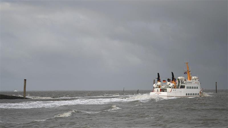 Sturm und Sturmflutgefahr an letztem Ferientag Wegen des stürmischen Wetters fallen an der niedersächsischen Küste zahlreiche Fährverbindungen aus.