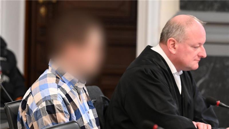 Wegen dreifachen Mordes zu lebenslanger Haft verurteilt: Ein 28-Jähriger hat in Tirpersdorf im Vogtland seine Mutter und seine Großeltern mit einer Axt erschlagen. (Archivbild)