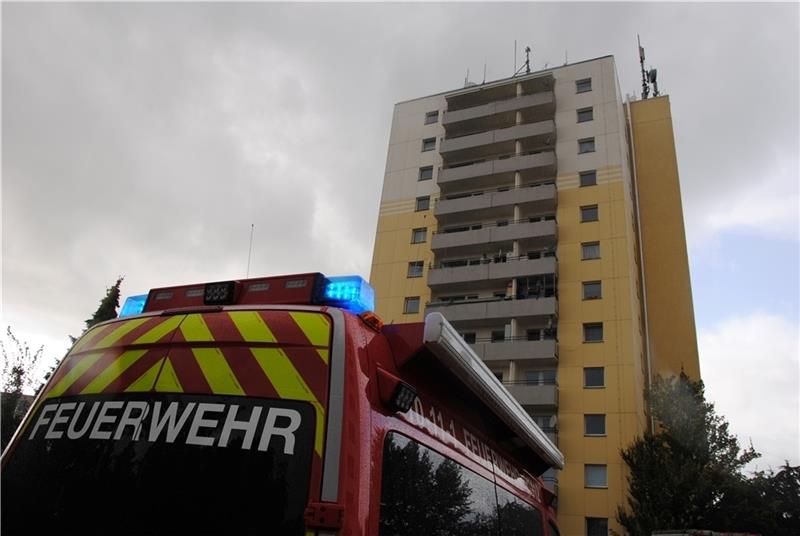 Wegen durchdringenden Gasgeruchs haben Bewohner im Hochhaus Schröderstraße 9 die Feuerwehr alarmiert.