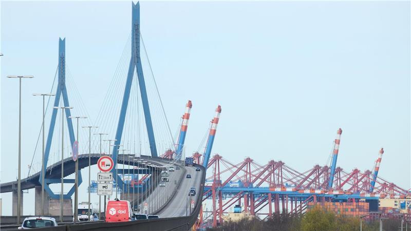Wegen einer Bauhauptprüfung und Bauarbeiten wird die Köhlbrandbrücke am Wochenende vom 23. bis 26. Mai 2025 voll gesperrt. (Archivfoto)