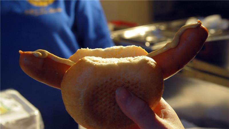 Wegen einer Bockwurst-Bestellung konnte der betrunkene Fahrer gestellt werden. (Symbolbild)