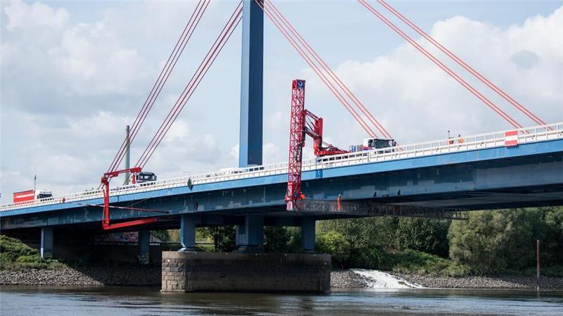 Wegen einer Fahrbahnreparatur wird auf der Brücke für einen Tag der Hauptfahrstreifen Richtung Lübeck gesperrt. (Archivbild)