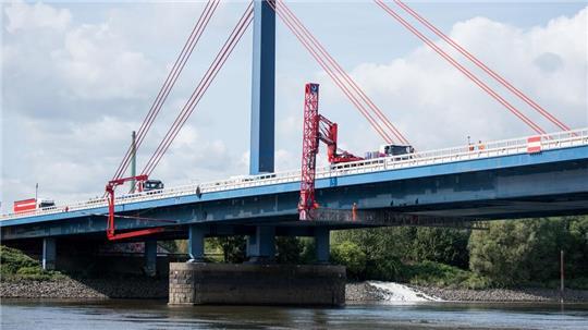 Wegen einer Fahrbahnreparatur wird auf der Brücke für einen Tag der Hauptfahrstreifen Richtung Lübeck gesperrt. (Archivbild)