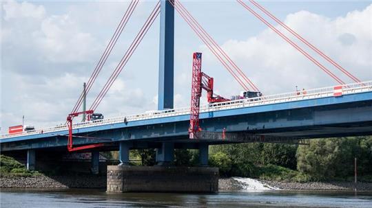 Wegen einer Fahrbahnreparatur wird auf der Brücke für einen Tag der Hauptfahrstreifen Richtung Lübeck gesperrt. (Archivbild)