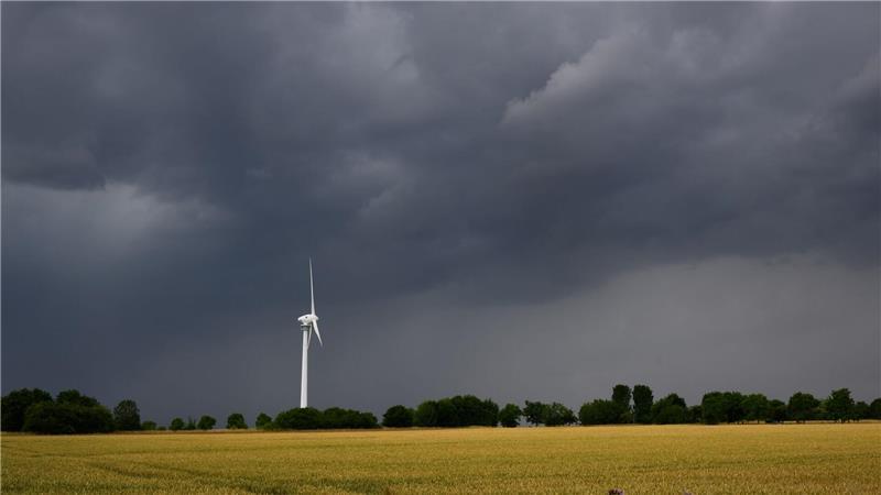Wegen einer Gewitterfront gelten erste Unwetterwarnungen in Niedersachsen. (Archivbild)
