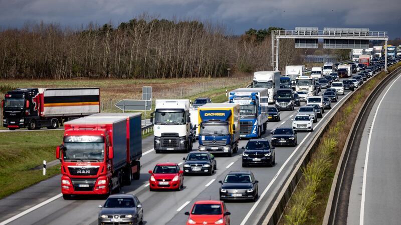 Lkw lässt Ölspur zurück - A215 bis Nachmittag gesperrt Wegen einer Ölspur auf der Fahrbahn war die A7 nördlich von Neumünster am Morgen gesperrt. (Archivbild)