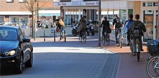 Wegen einer Schachtsanierung wird die Marktstraße in Harsefeld von diesem Montag (17. Oktober) an bis zum kommenden Freitag, 21. Oktober, voll gesperrt. Archivfoto: Stief