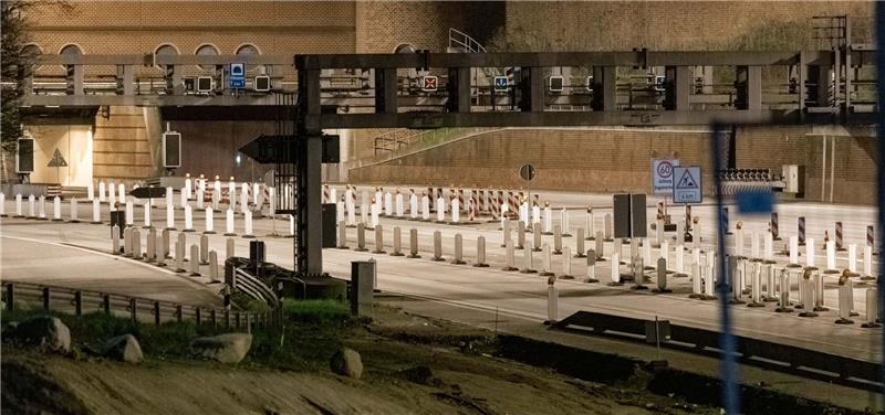 Großstreik am Montag: Nur eine Röhre des Elbtunnels offen Wegen einer Sperrung der Autobahn A7 für Brückenabrissarbeiten ist die Zufahrt zum Elbtunnel autofrei.