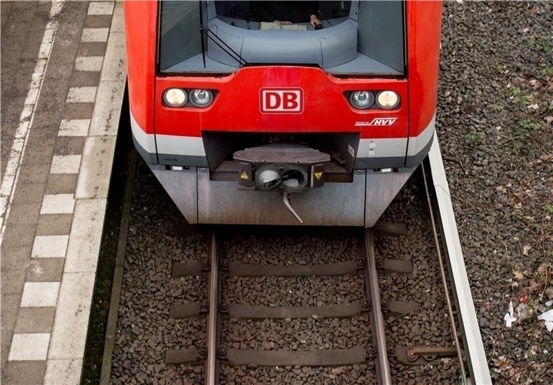 S-Bahn-Verkehr im Kreis Stade kurzzeitig gestört Wegen einer Stellwerkstörung enden S-Bahn-Züge aus Hamburg am Dienstagmittag in Buxtehude. Foto: Reinhardt/dpa