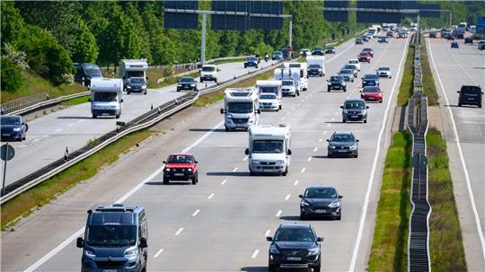 Wegen einer Vollsperrung der A1 in Richtung Süden sollen Autofahrer am Wochenende schon im Kreuz Lübeck einer Umleitung nach Hamburg folgen. (Archivbild)
