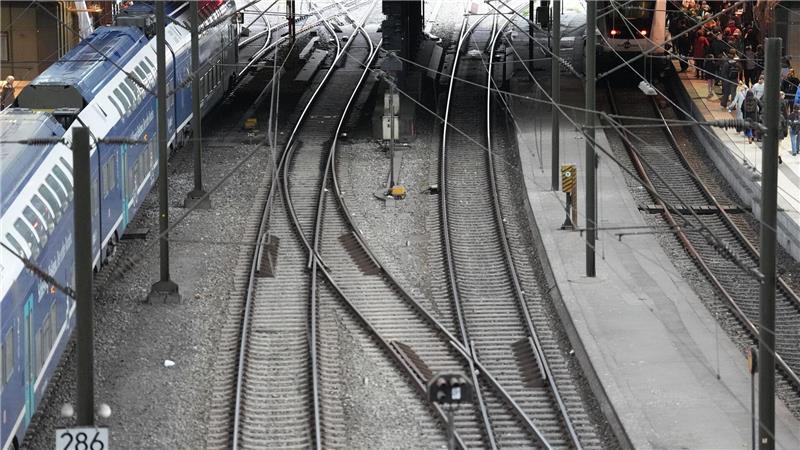 Wegen einer Weichenstörung war der Zugverkehr im Großraum Hamburg stark beeinträchtigt (Symbolbild).