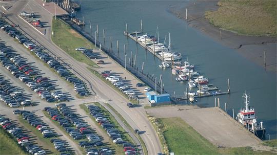 Wegen einer drohenden Sturmflut soll der Parkplatz im Hafen von Neßmersiel geräumt werden. (Archivbild)