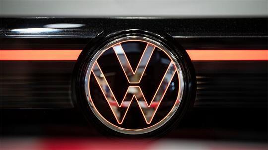 Wegen einer fehlenden Schraube müssen VW-Fahrer für einen vorsorglichen Rückruf möglicherweise zweimal in die Werkstatt. (Symbolbild)