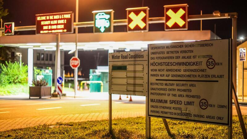 Bedrohung an Nato-Flugplatz? Was wir wissen und was nicht Wegen einer möglichen Bedrohung wurden alle Mitarbeiter, die nicht für den Einsatz benötigt werden, von der Nato-Base in Geilenkirchen nach Hause geschickt.