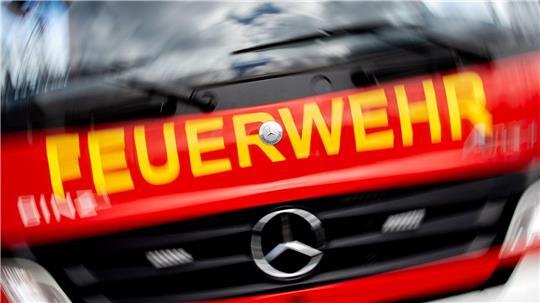 Wegen eines Dachstuhlbrandes ist ein Mehrparteienhaus in Rotenburg (Wümme) evakuiert worden. (Symbolbild)