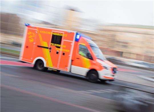 Wegen eines Fettbrandes in Hamburg-Altona sind vier Kinder und ein Mann ins Krankenhaus gekommen.