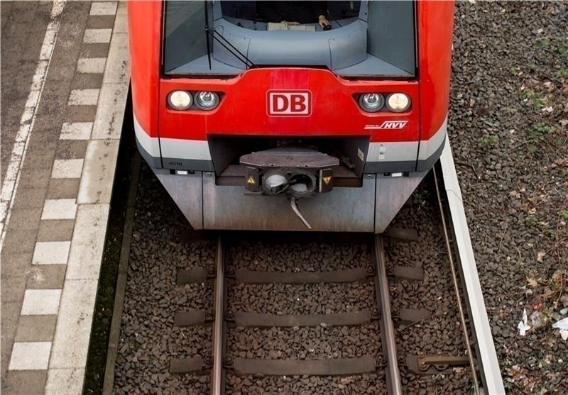 Darum brannte die Lok am Bahnhof Neugraben Wegen eines Feuerwehreinsatzes kommt es auf den S-Bahnlinien S3 und S31 zu Wendungen. Foto: Reinhardt/dpa
