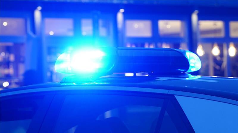 Wegen eines Hinweises auf einen Mann mit einer mutmaßlichen Langwaffe ist der Weihnachtsmarkt in Duderstadt am Freitagabend vorsorglich geräumt worden. (Symbolbild)