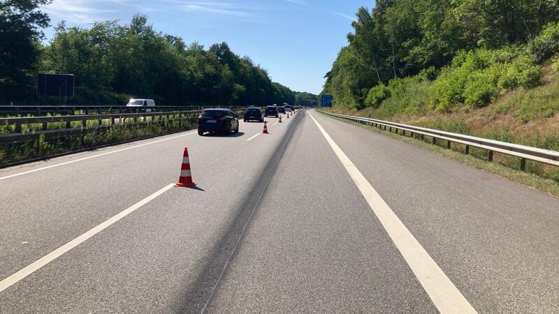 Wegen eines Hitzeschadens soll der Hauptfahrstreifen der A7 bei Hamburg-Marmstorf in Richtung Norden bis Montagnachmittag gesperrt bleiben.
